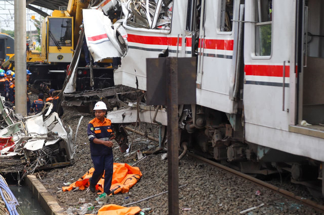 Petugas mengevakuasi gerbong KRL Commuterline dan KA Argo Bromo Anggrek relasi Gambir-Surabaya Pasar Turi pascakecelakaan di Stasiun Bekasi Timur, Bekasi, Jawa Barat, Selasa (28/4/2026). Foto: Iqbal Firdaus/kumparan