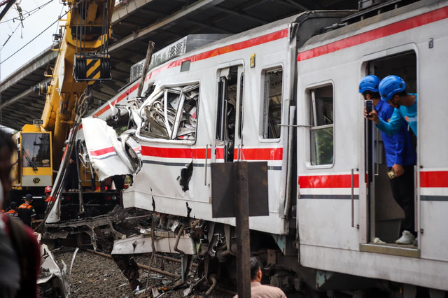 Petugas mengevakuasi gerbong KRL Commuterline dan KA Argo Bromo Anggrek relasi Gambir-Surabaya Pasar Turi pascakecelakaan di Stasiun Bekasi Timur, Bekasi, Jawa Barat, Selasa (28/4/2026). Foto: Iqbal Firdaus/kumparan