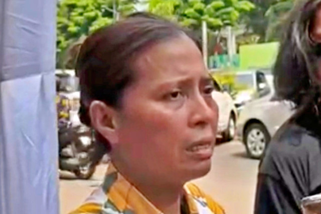 Yunis, ibu korban penumpang KRL yang tertabeak KA di Bekasi Timur di RSUD Kota Bekasi, Selasa (28/4/2026). Foto: Rayyan/Kumparan