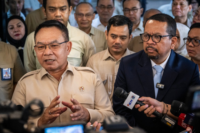Pejabat baru KSP Jenderal TNI (Purn) Dudung Abdurachman bersama pejabat lama Kepala KSP periode 2025-2026 Muhammad Qodari menjawab pertanyaan pers di Gedung Bina Graha, Kompleks Istana Kepresidenan, Jakarta, Selasa (28/4/2026). Foto: Bayu Pratama S/ANTARA FOTO