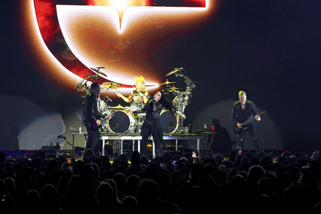 (Kiri) Tim McCord, Will Hunt, Amy Lee, dan Troy McLawhorn dari Evanescence tampil di atas panggung selama KROQ Almost Acoustic Christmas 2025 di The Kia Forum pada 13 Desember 2025 di Inglewood, California. Foto: Kevin Winter/Getty Images for Audacy/AFP