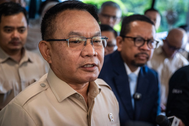 Pejabat baru Kepala Kantor Staf Kepresidenan (KSP) Jenderal TNI (Purn) Dudung Abdurachman menjawab pertanyaan wartawan usai serah terima jabatan dan pisah sambut di Gedung Bina Graha, Kompleks Istana Kepresidenan, Jakarta, Selasa (28/4/2026). Foto: ANTARA FOTO/Bayu Pratama S