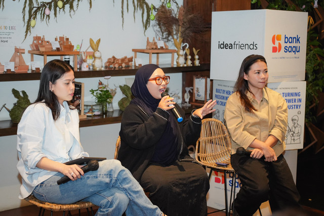 Co-Founder of KopiSoe, Rantau Rasa Sylvia (kanan) dan Solopreneur Academy 2025 sekaligus Illustrator & Owner CabeArt, Liya Tsabitah (tengah) saat menjadi pembicara dalam diskusi IdeaFriends x Bank Saqu bertajuk “Built by Her: Turning Passion Into Power in The Creative Industry” di Jakarta pada Jumat (24/4/2026). Foto: Dok. Istimewa