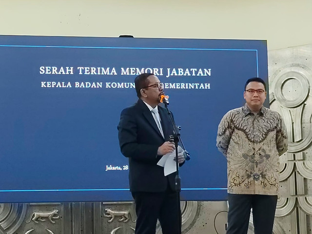 Serah Terima Jabatan (Sertijab) Kepala Bakom RI dari Angga Raka Prabowo kepada M.Qodari di Kantor Bakom RI, Jakarta, Selasa (28/4/2026). Foto: Zamachsyari/kumparan