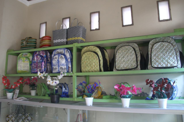 Produk kerajinan dari sampah karya Sri Setuni (44). Foto: Vega Maarijil Ula/kumparan