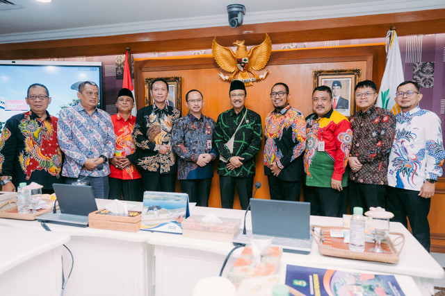 Mensos Saifullah Yusuf (Gus Ipul) menerima audiensi Bupati Lombok Timur Haerul Warisin, Bupati Sumenep Achmad Fauzi Wongsojudo, Bupati Pasaman Barat Yulianto, serta Wakil Bupati Pegunungan Bintang Arnold Nam. Foto: Dok. Kemensos