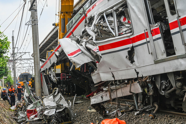 Petugas mengevakuasi gerbong KRL Commuterline usai bertabrakan dengan KA Argo Bromo Anggrek relasi Gambir-Surabaya Pasar Turi di Stasiun Bekasi Timur, Bekasi, Jawa Barat, Selasa (28/4/2026). Foto: Galih Pradipta/ANTARA FOTO
