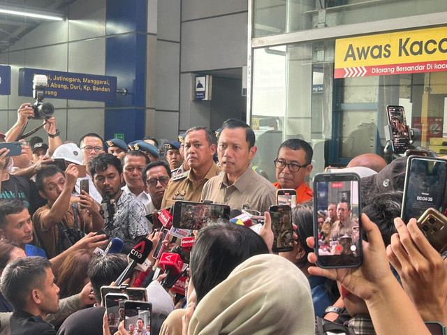 Menteri Koordinator Bidang Infrastruktur dan Pembangunan Kewilayahan Agus Harimurti Yudhoyono dalam jumpa pers di Stasiun Bekasi Timur, Jawa Barat, Selasa (28/4).  Foto: Nauval Pratama/kumparan