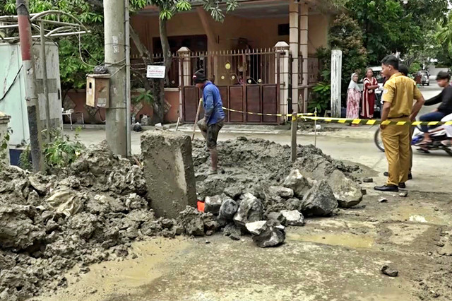 Proses pemberesan dampak ledakan jaringan gas bawah tanah di Kecamatan Mranggen, Kabupaten Demak, Jawa Tengah. Foto: Dok. Istimewa