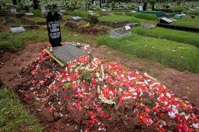 Kuburan salah satu korban kecelakaan kereta di Bekasi, Nuryati (63) dimakamkan di Tempat Pemakaman Umum Karet Tengsin, Jakarta, Selasa (28/4/2026). Foto: Jamal Ramadhan/kumparan