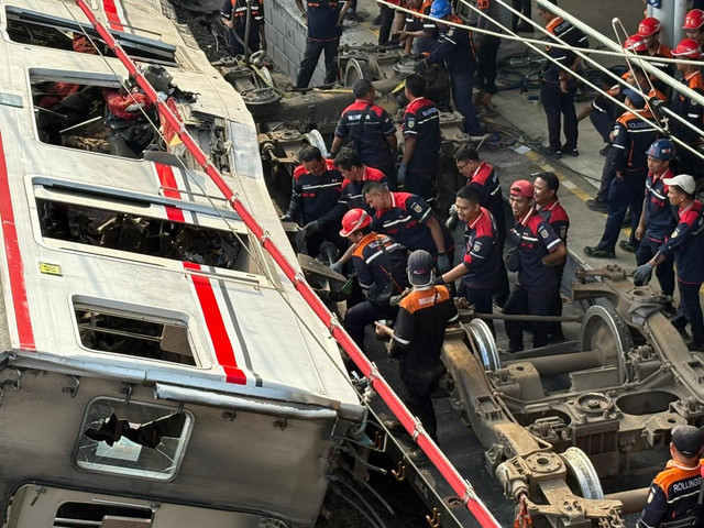 Proses evakuasi gerbong KRL wanita di Stasiun Bekasi Timur, Jawa Barat, Selasa (28/4/2026) sore. Foto: Nauval Pratama/kumparan