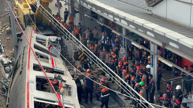 Proses evakuasi gerbong KRL wanita di Stasiun Bekasi Timur, Jawa Barat, Selasa (28/4/2026) sore. Foto: Nauval Pratama/kumparan