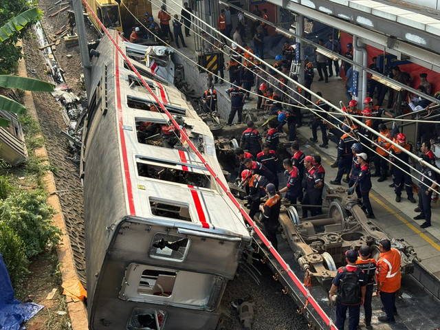 Proses evakuasi gerbong KRL wanita di Stasiun Bekasi Timur, Jawa Barat, Selasa (28/4/2026) sore. Foto: Nauval Pratama/kumparan