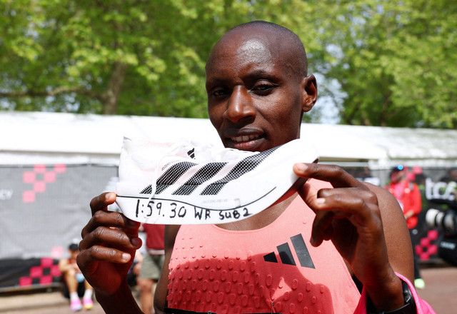 Sabastian Sawe dari Kenya merayakan kemenangannya dengan sepatu Adidas Adizero Adios Pro Evo 3 setelah memenangkan lomba elit putra pada Maraton London di Inggris, Minggu (26/4/2026). Foto: Matthew Childs/REUTERS
