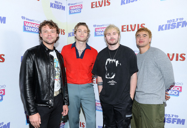 Luke Hemmings, Ashton Irwin, Michael Clifford, dan Calum Hood menghadiri iHeartRadio Wango Tango 2022 di Dignity Health Sports Park, Carson, Sabtu (4/6/2022). Foto: RICH POLK/AFP