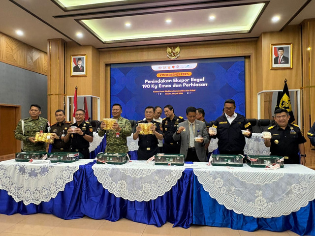 Konferensi pers Bea Cukai gagalkan ekspor ilegal emas, Selasa (28/4/2026). Foto: Ave Airiza Gunanto/kumparan