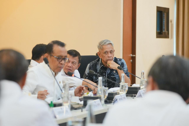 Wamensos Agus Jabo menghadiri Rapat Tingkat Menteri (RTM) Penanganan Pascabencana dan Pascakonflik Sosial di Maluku Utara yang digelar di Kantor Kemenko Bidang Pembangunan Manusia dan Kebudayaan Republik Indonesia (Kemenko PMK), Selasa (28/4/2026). Foto: Kemensos RI