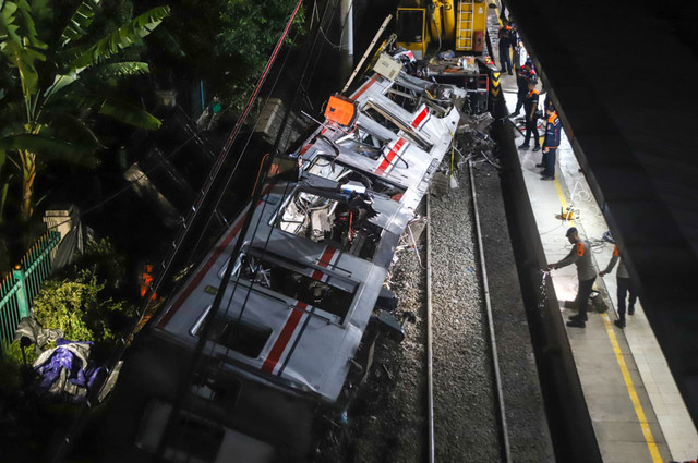 Petugas mengevakuasi gerbong KRL Commuterline usai bertabrakan dengan KA Argo Bromo Anggrek relasi Gambir-Surabaya Pasar Turi di Stasiun Bekasi Timur, Bekasi, Jawa Barat, Selasa (28/4/2026). Foto: Iqbal Firdaus/kumparan
