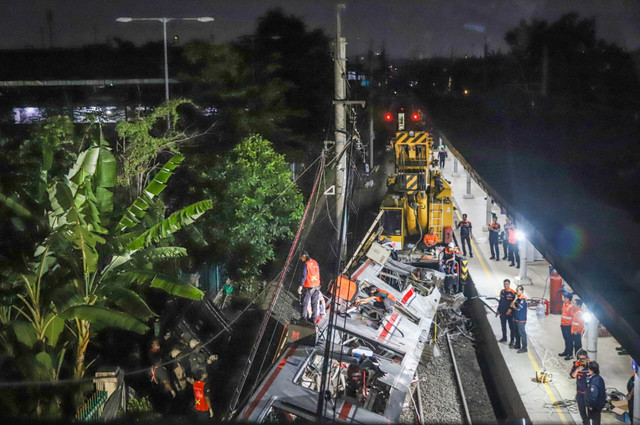 Petugas mengevakuasi gerbong KRL Commuterline usai bertabrakan dengan KA Argo Bromo Anggrek relasi Gambir-Surabaya Pasar Turi di Stasiun Bekasi Timur, Bekasi, Jawa Barat, Selasa (28/4/2026). Foto: Iqbal Firdaus/kumparan