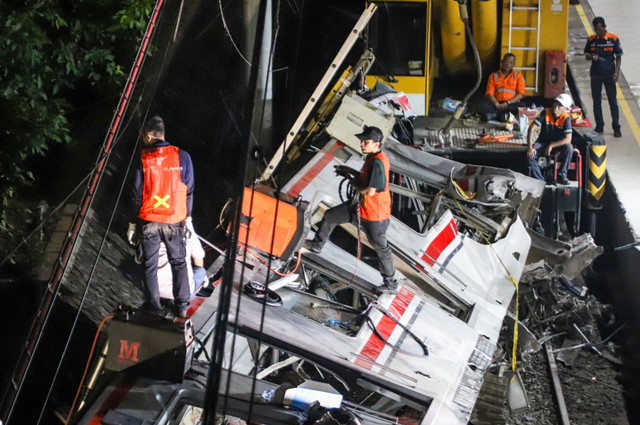 Petugas mengevakuasi gerbong KRL Commuterline usai bertabrakan dengan KA Argo Bromo Anggrek relasi Gambir-Surabaya Pasar Turi di Stasiun Bekasi Timur, Bekasi, Jawa Barat, Selasa (28/4/2026). Foto: Iqbal Firdaus/kumparan
