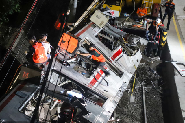 Petugas mengevakuasi gerbong KRL Commuterline usai bertabrakan dengan KA Argo Bromo Anggrek relasi Gambir-Surabaya Pasar Turi di Stasiun Bekasi Timur, Bekasi, Jawa Barat, Selasa (28/4/2026). Foto: Iqbal Firdaus/kumparan