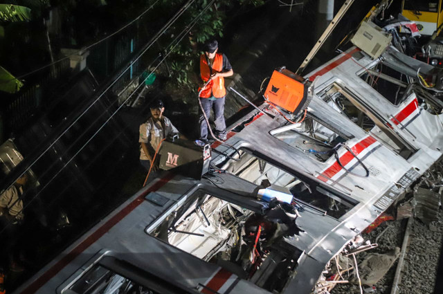 Petugas mengevakuasi gerbong KRL Commuterline usai bertabrakan dengan KA Argo Bromo Anggrek relasi Gambir-Surabaya Pasar Turi di Stasiun Bekasi Timur, Bekasi, Jawa Barat, Selasa (28/4/2026). Foto: Iqbal Firdaus/kumparan