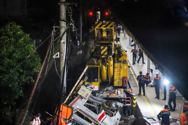 Petugas mengevakuasi gerbong KRL Commuterline usai bertabrakan dengan KA Argo Bromo Anggrek relasi Gambir-Surabaya Pasar Turi di Stasiun Bekasi Timur, Bekasi, Jawa Barat, Selasa (28/4/2026). Foto: Iqbal Firdaus/kumparan