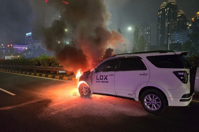 Mobil terbakar sebelum Gerbang Tol Semanggi 1 arah Kuningan, Jakarta, Selasa (28/4/2026). Foto: X/@TMCPoldaMetro