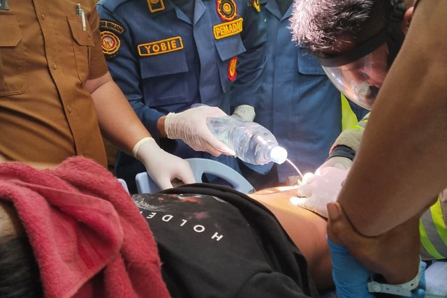 Damkar evakuasi cincin yang menyangkut di kemaluan pria di Pekanbaru. Foto: Dok. Istimewa