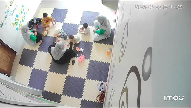 Rekaman CCTV menunjukkan dugaan kekerasan terhadap balita oleh pegawai daycare di Banda Aceh, (22/4/2026). Foto: Dok. Istimewa
