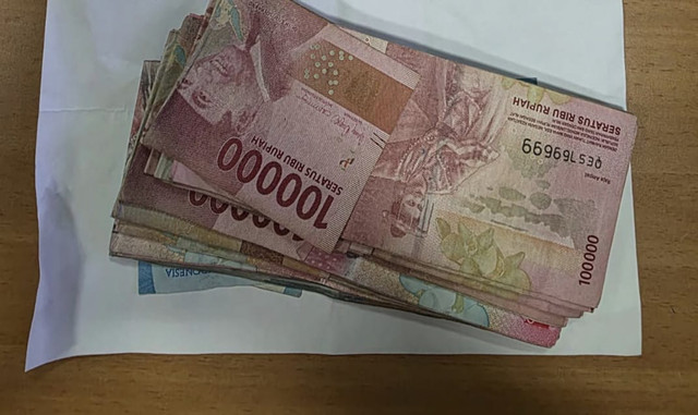 Barang bukti pemerasan yang dilakukan oleh pelaku kepada pedagang es campur di Kabupaten Kudus, Jawa Tengah. Foto: Dok. Polres Kudus