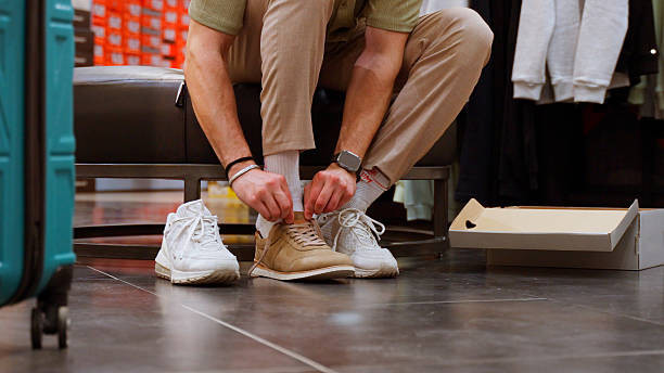 Ilustrasi Menggunakan Sepatu, Sumber:IStockphoto/Phynart Studio