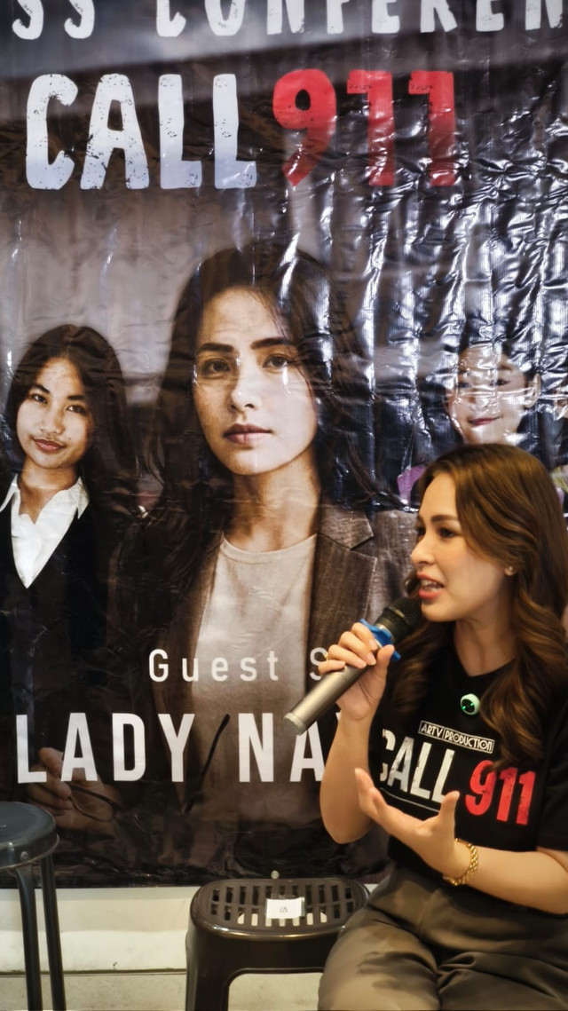 Artis Lady Nayoan dalam acara di Press Conference Call 911 di Surabaya 