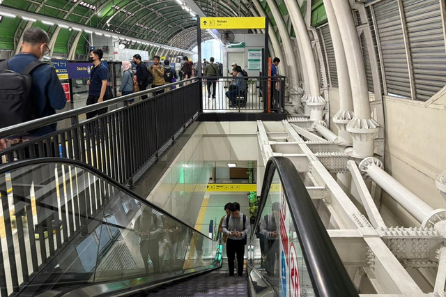 Suasana di Stasiun LRT Bekasi Barat, Bekasi, Rabu (29/4/2026). Foto: Kevin Daniel/kumparan