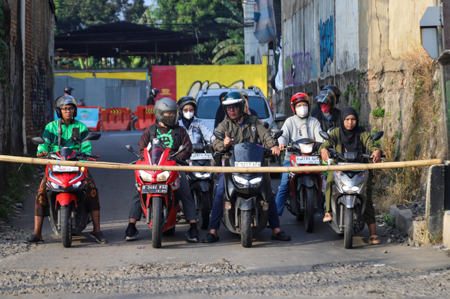 Sejumlah pengendara bersiap melintasi perlintasan sebidang di dekat Stasiun Bekasi Timur, Kota Bekasi, Jawa Barat, Rabu (29/4/2026). Foto: Iqbal Firdaus/kumparan