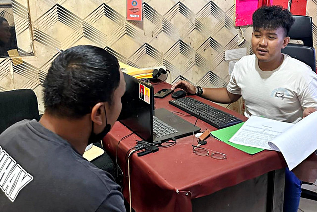 Pelaku pemalakan terhadap pekerja bangunan di Perumahan Aquila Valley, Desa Kuripan, Kecamatan Ciseeng, Kabupaten Bogor saat diperiksa polisi. Foto: Dok. Istimewa