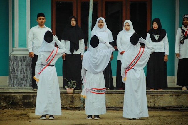 Ilustrasi susunan upacara Hari Pendidikan Nasional 2026. Foto: Syahrul Alamsyah Wahid/unsplash