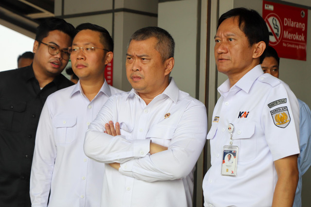 Menteri Perhubungan Dudy Purwagandhi dan Dirut KAI Bobby Rasyidin meninjau kesiapan jalur Cikarang Line KRL di Stasiun Bekasi Timur pasca kecelakaan, Bekasi, Jawa Barat, Rabu (29/4/2026). Foto: Iqbal Firdaus/kumparan