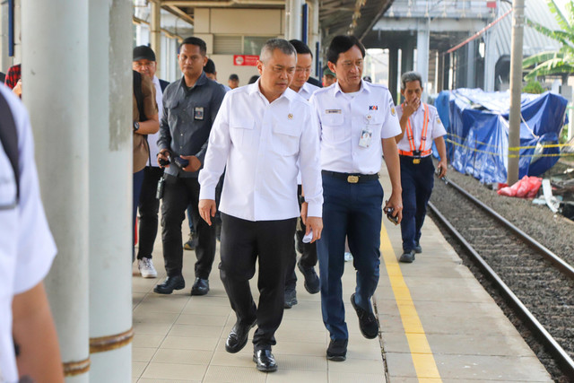 Menteri Perhubungan Dudy Purwagandhi dan Dirut KAI Bobby Rasyidin meninjau kesiapan jalur Cikarang Line KRL di Stasiun Bekasi Timur pasca kecelakaan, Bekasi, Jawa Barat, Rabu (29/4/2026). Foto: Iqbal Firdaus/kumparan