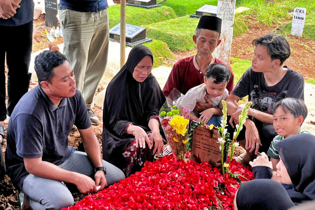 Keluarga almarhum Harum Anjasari di TPU Cipayung, Jakarta Timur, Rabu (29/4/2026). Foto: Rayyan/Kumparan