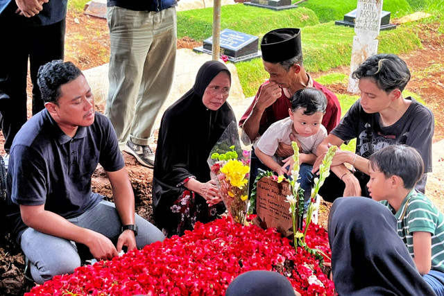 Keluarga almarhum Harum Anjarsari di TPU Cipayung, Jakarta Timur, Rabu (29/4/2026). Foto: Rayyan/kumparan