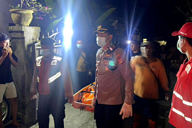 Proses evakuasi WN Prancis yang tewas jatuh ke jurang di Ubud, Bali, Selasa (28/4/2026). Foto: Dok. Polres Gianyar