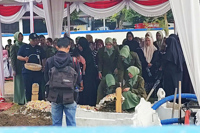 Suasana pemakaman Kopral Rico Pramudia di Taman Makam Pahlawan Lubuk Pakam, Deli Serdang, Rabu (29/4/2026). Foto: Amar Marpaung/kumparan