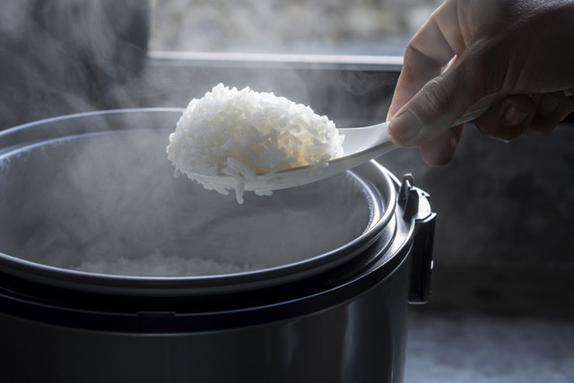 Ilustrasi masak nasi di rice cooker untuk 1 orang. Foto: Shutterstock