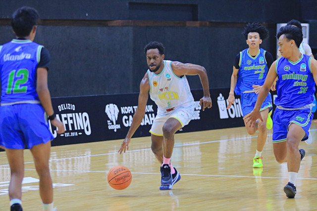 Penampilan Tim Basket Putra Universitas Cenderawasih di Regional Playoffs dalam Campus League Basket Surabaya Season 1, Selasa (28/4/2026). Foto: Agri Aulian Perdana/kumparan