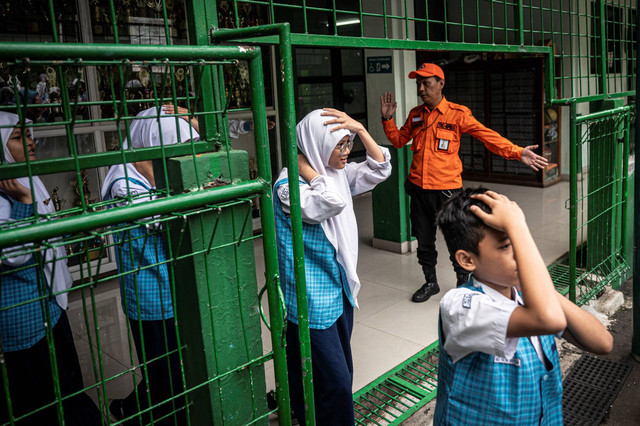  Ratusan Siswa MTsN 9 Jakarta Ikuti Simulasi Mitigasi Bencana di SekolahFoto: Aprillio Akbar/ANTARA FOTO