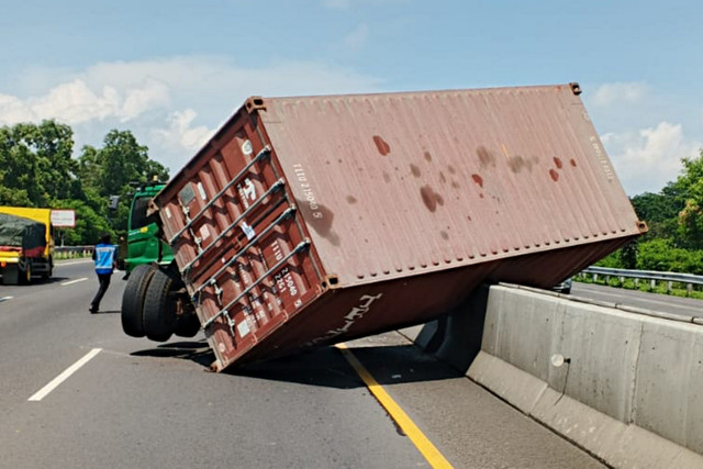 Truk trailer kecelakaan di KM 87+700 Jalur A ruas Tol Cipularang. Foto: Dok. Jasa Marga