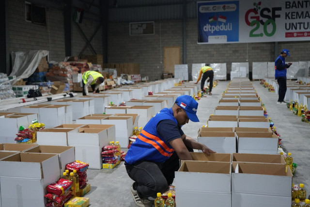 Prepare Bantuan Logistik untuk dikirimkan ke Gaza melalui perbatasan Mesir dan Palestina (Sumber : DT Peduli)