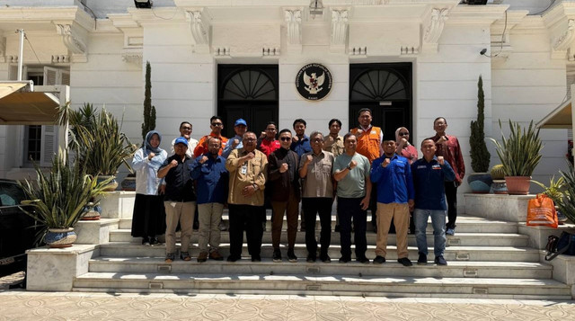 DT Peduli dan Lembaga Amil Zakat yang lain bersama-sama mengunjungi KBRI Kairo (Sumber : DT Peduli)