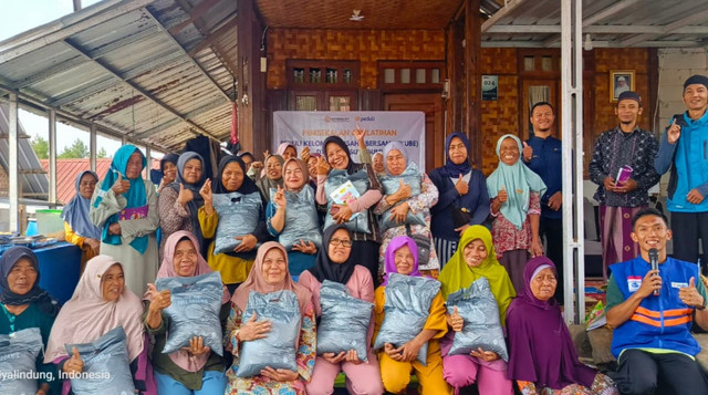 Warga Kampung Haji Sukabumi ikuti Pelatihan Produksi Pupuk Kompos Organik bersama KOPMU DT dan DT Peduli (Sumber : DT Peduli)